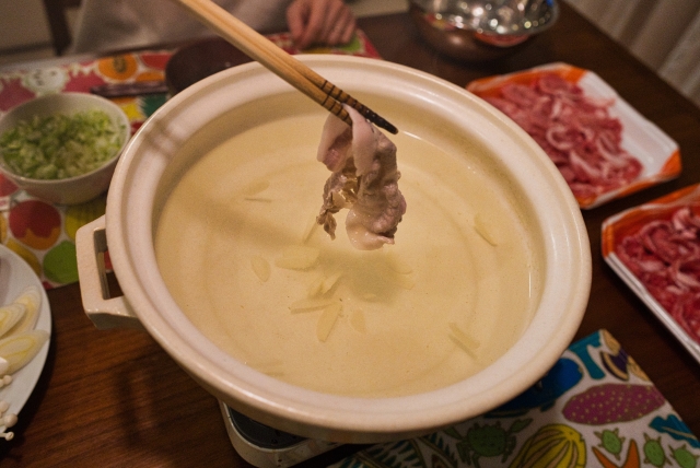 土鍋のだしにしゃぶしゃぶ用の豚肉をくぐらせる家でのしゃぶしゃぶ