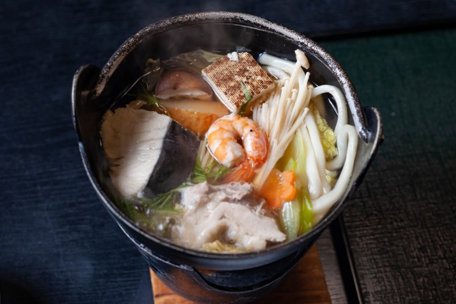 鍋に肉や魚、きのこを入れる順番