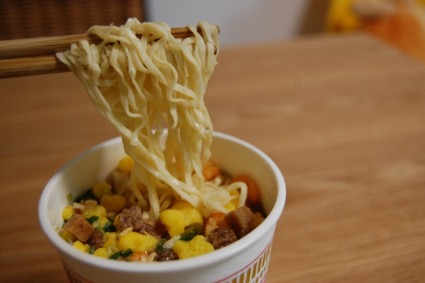 賞味期限を確かめたい具入りのカップ麺