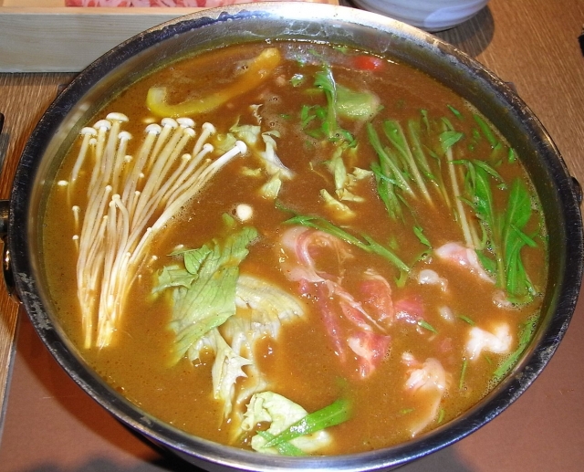 えのきや葉物野菜、豚肉を入れたカレー鍋