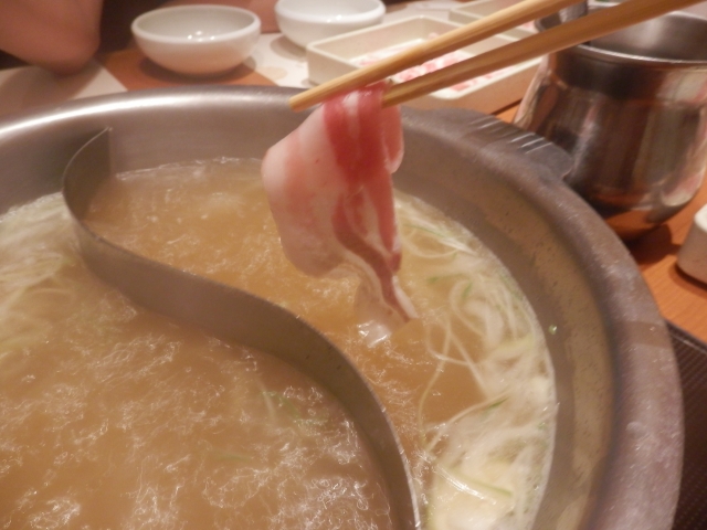 2種類のだしを選べる仕切り鍋でする豚しゃぶしゃぶ